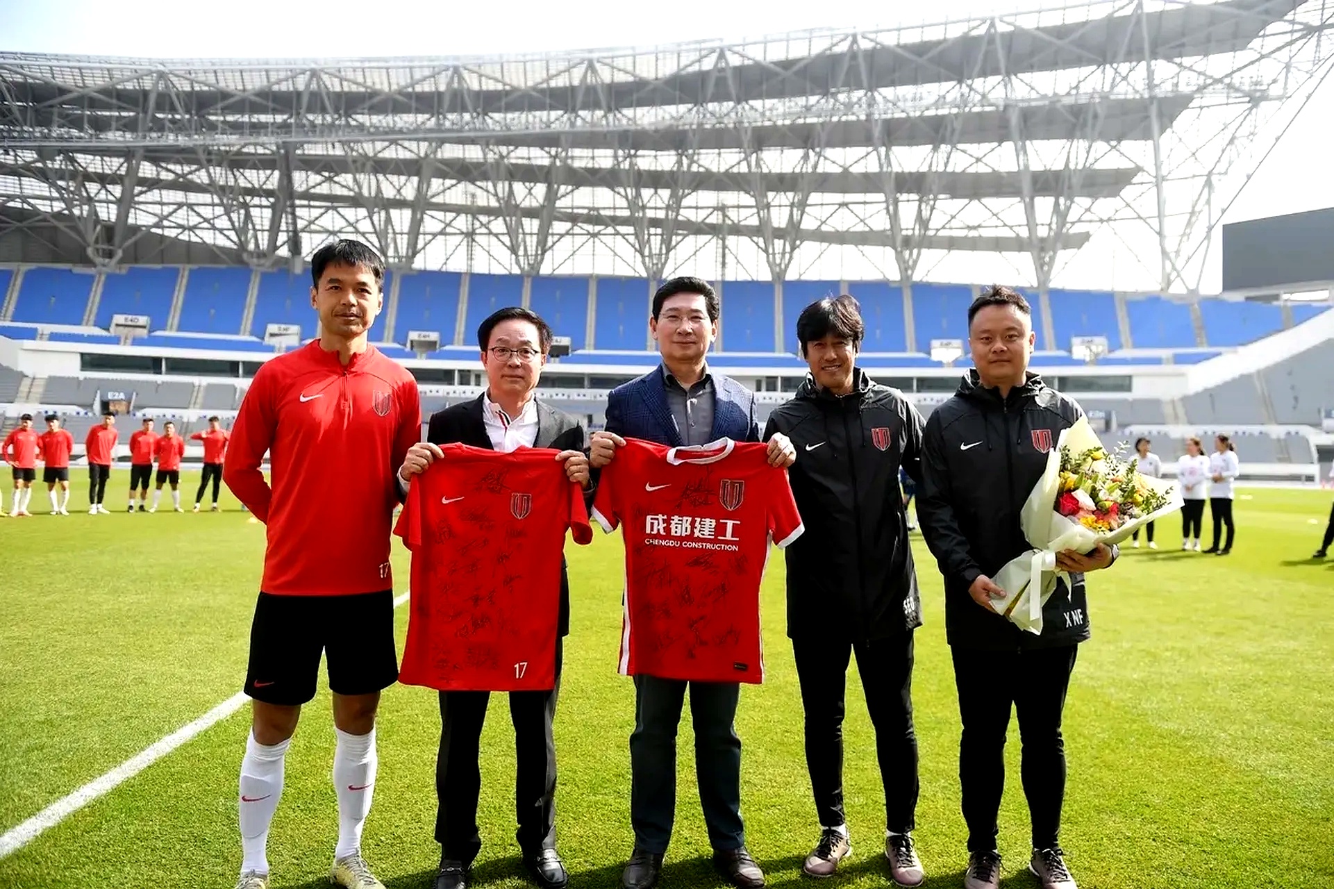 关键时刻西甲焦点战；成都蓉城伤情更新；球迷炸锅；年轻球员得到机会的简单介绍