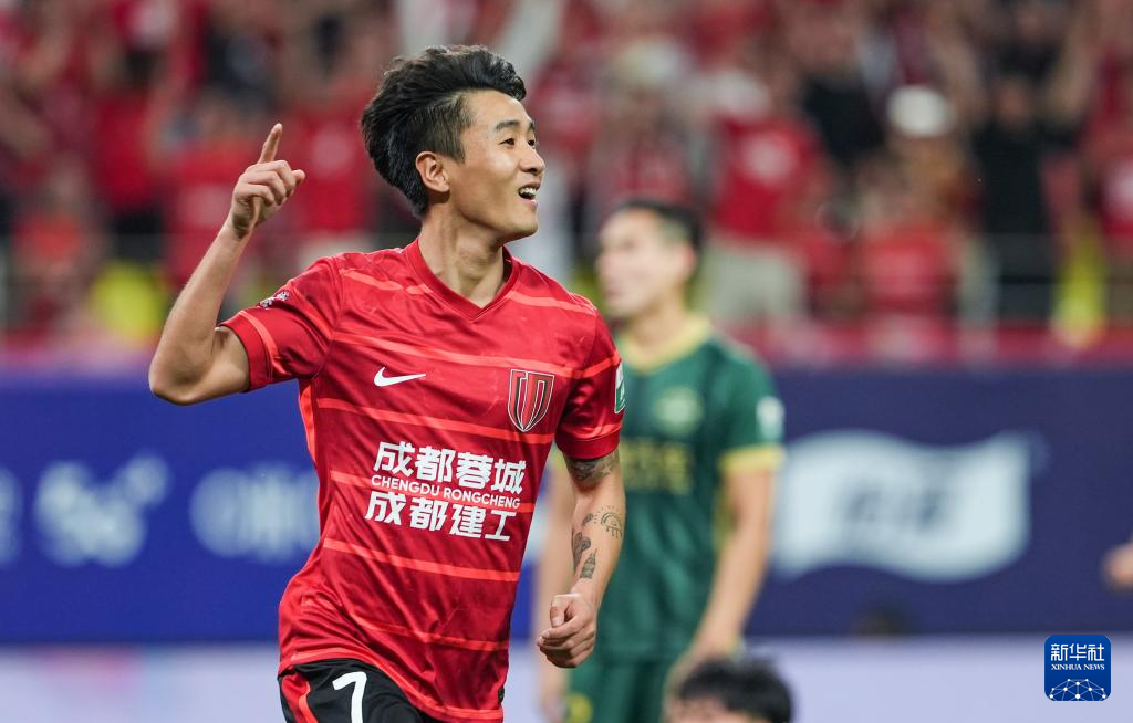 关键时刻西甲焦点战；成都蓉城伤情更新；球迷炸锅；年轻球员得到机会的简单介绍
