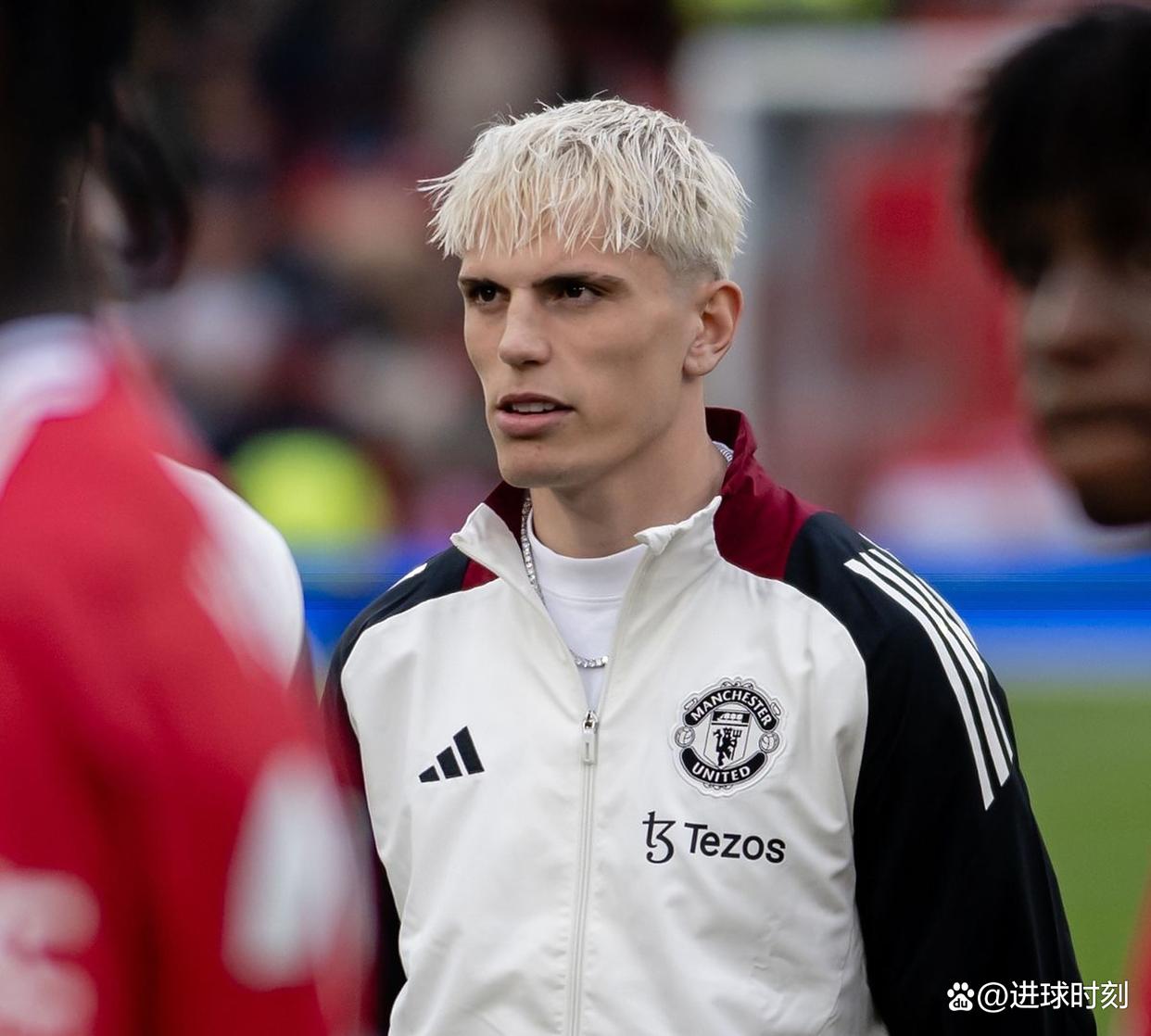 关于里程碑夜阿斯顿维拉战术微调；欧联清晨刷纪录；媒体盛赞；心理建设被强调的信息